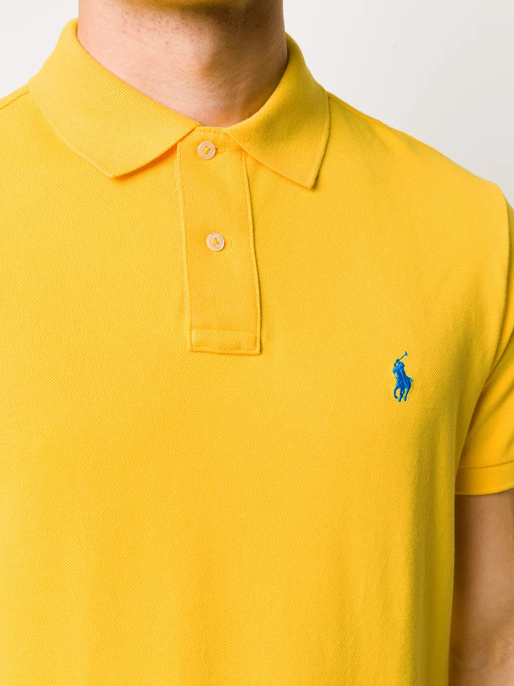 camisa polo com logotipo bordado