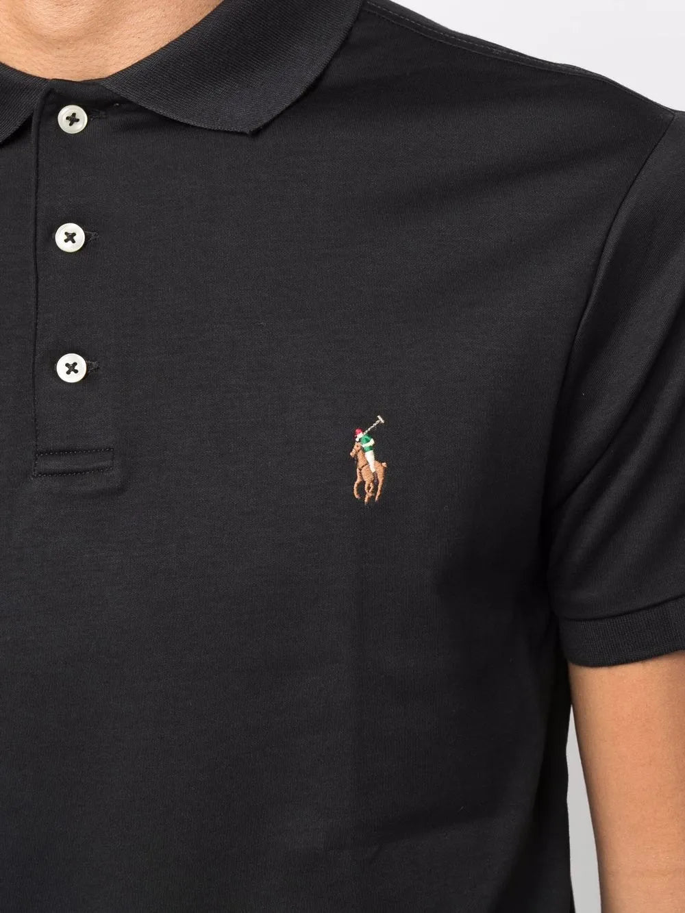 camisa polo com logotipo bordado