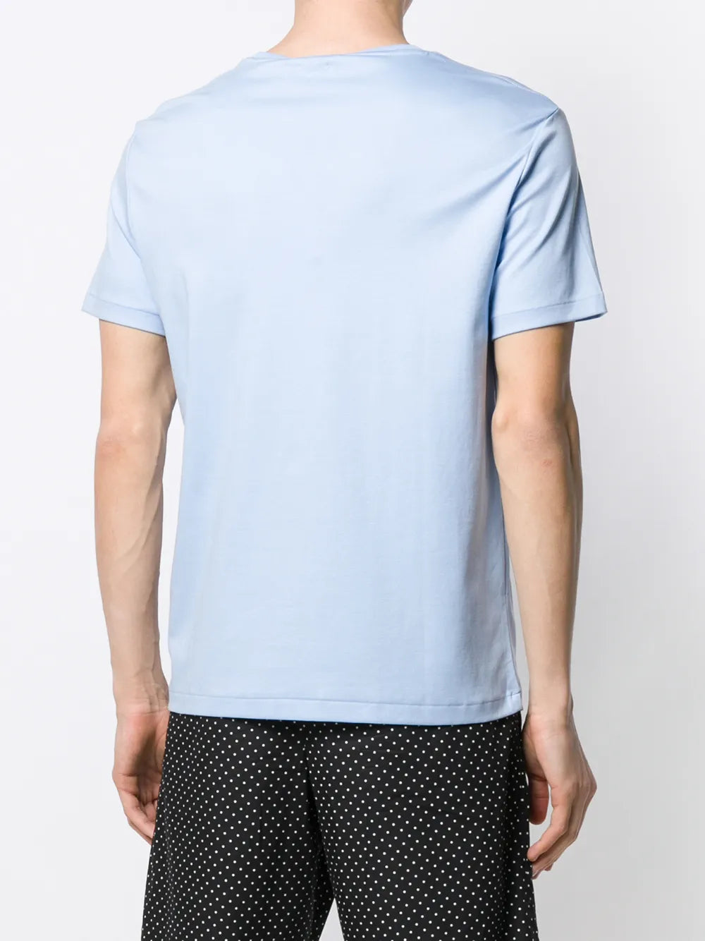 camiseta com logotipo bordado