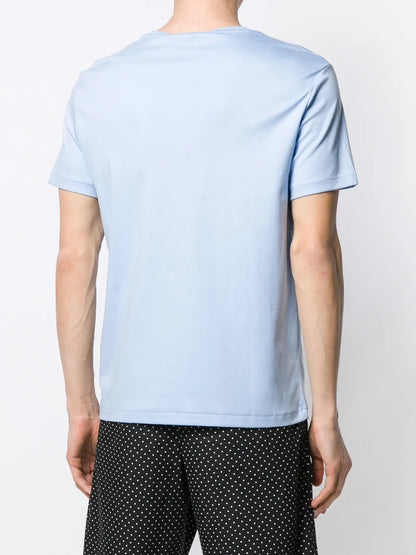 camiseta com logotipo bordado