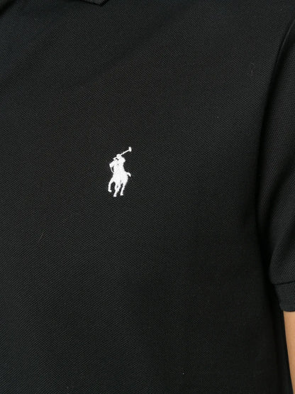 camisa polo com logotipo contrastante