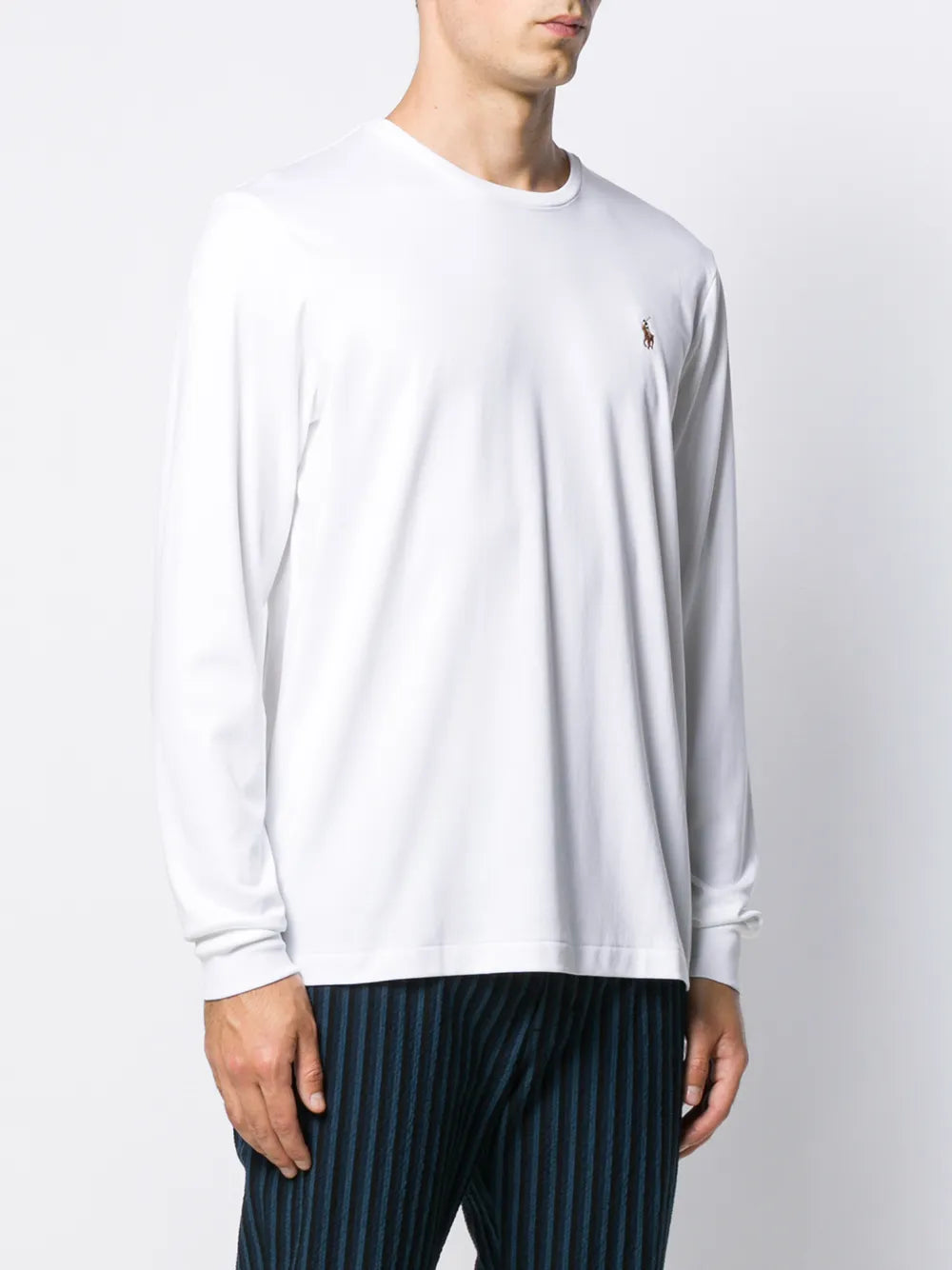 camiseta de manga comprida com logotipo bordado