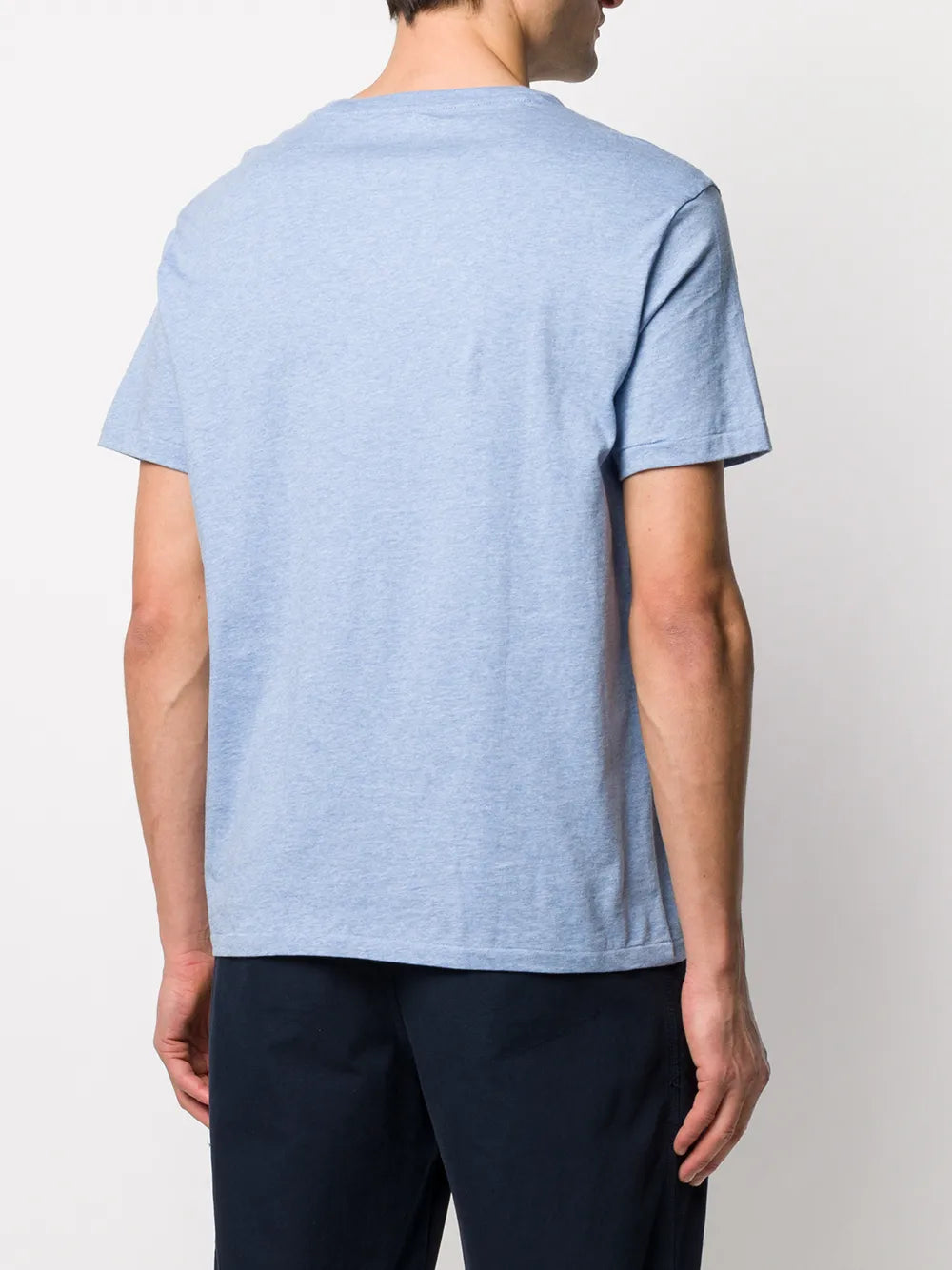 camiseta de gola redonda com logotipo bordado