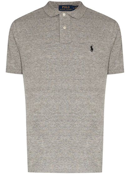 camisa polo com logotipo bordado