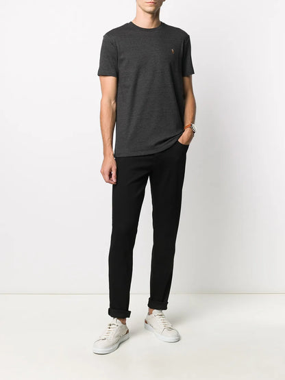 camiseta lisa com logotipo bordado