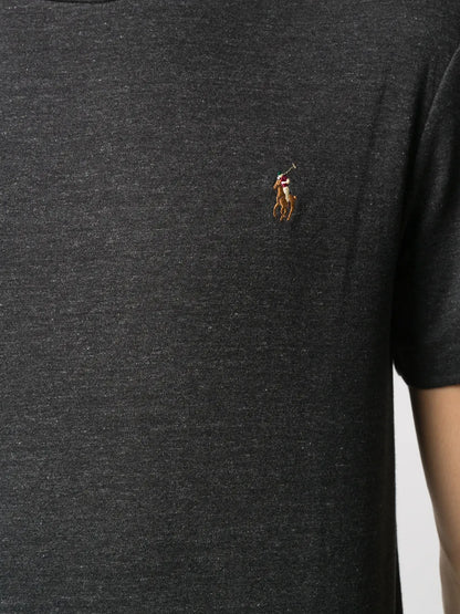 camiseta lisa com logotipo bordado