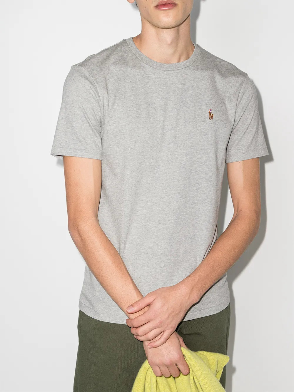 camiseta com logotipo bordado