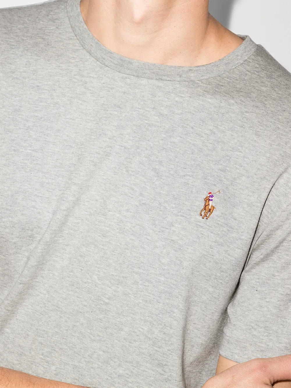 camiseta com logotipo bordado