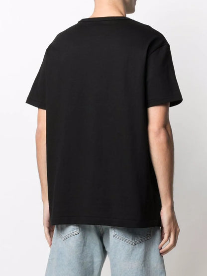 camiseta com logotipo bordado