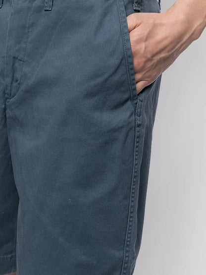 shorts chino na altura do joelho