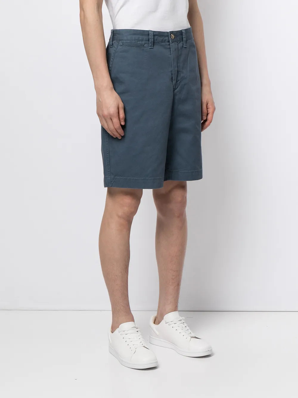 shorts chino na altura do joelho