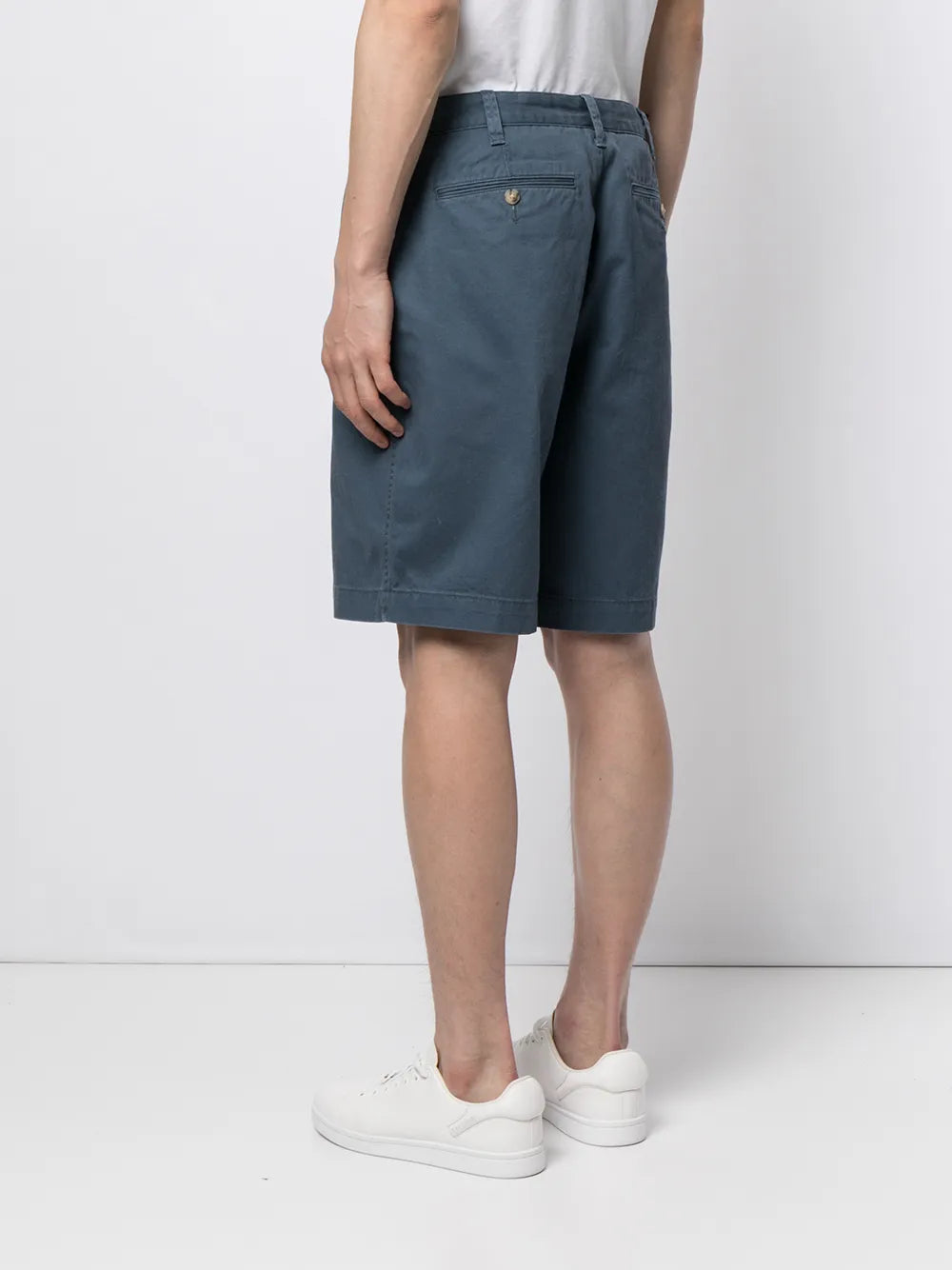 shorts chino na altura do joelho