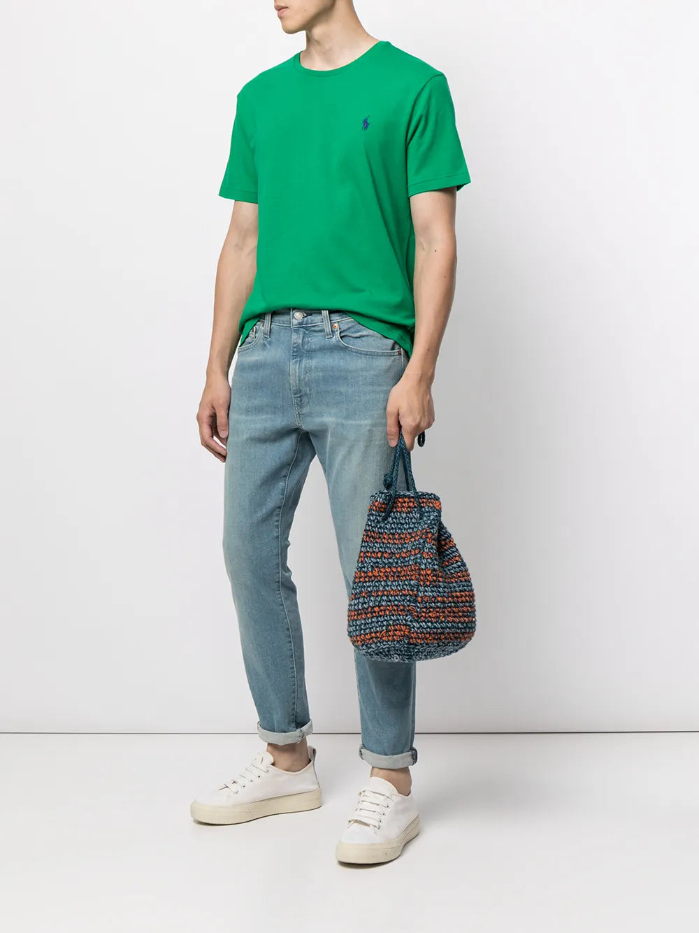 camiseta com logotipo bordado