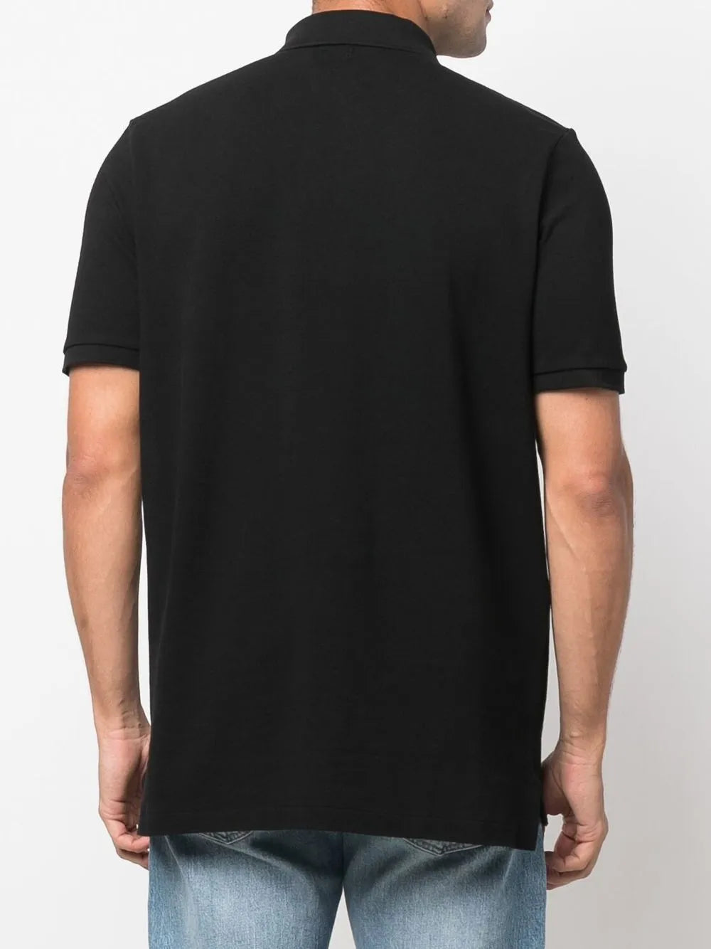 camisa polo com detalhe de logotipo bordado