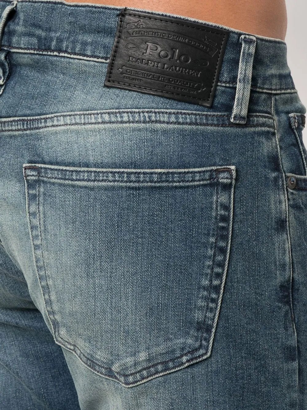 jeans slim com lavagem stonewashed