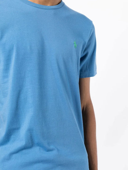 camiseta com logotipo bordado