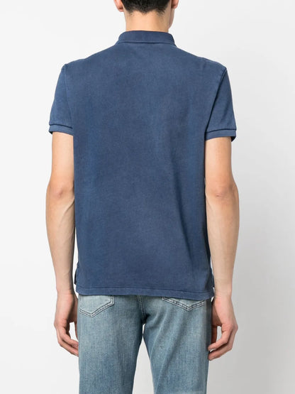 camisa polo com logotipo bordado