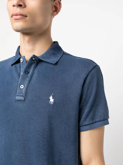 camisa polo com logotipo bordado
