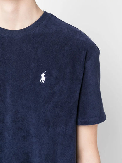 camiseta chenille com logotipo bordado