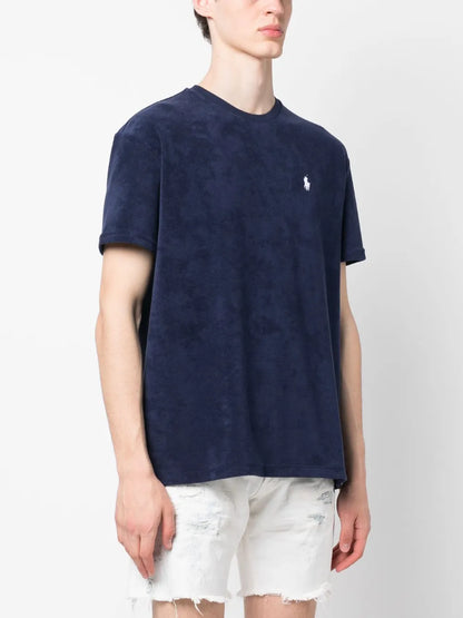 camiseta chenille com logotipo bordado