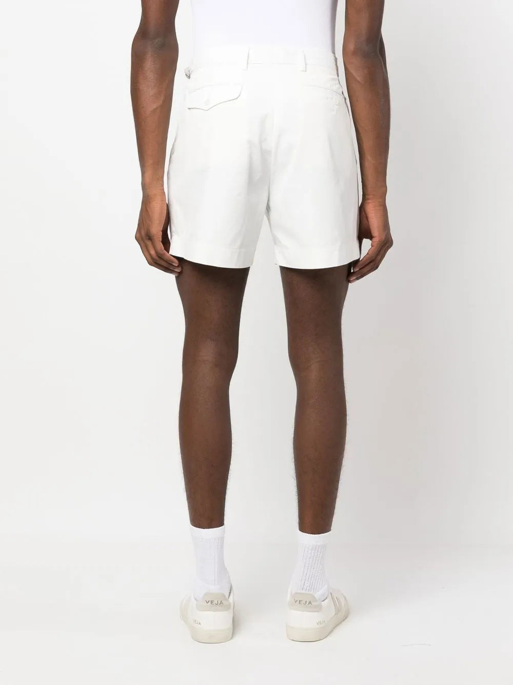 shorts de tênis acima do joelho