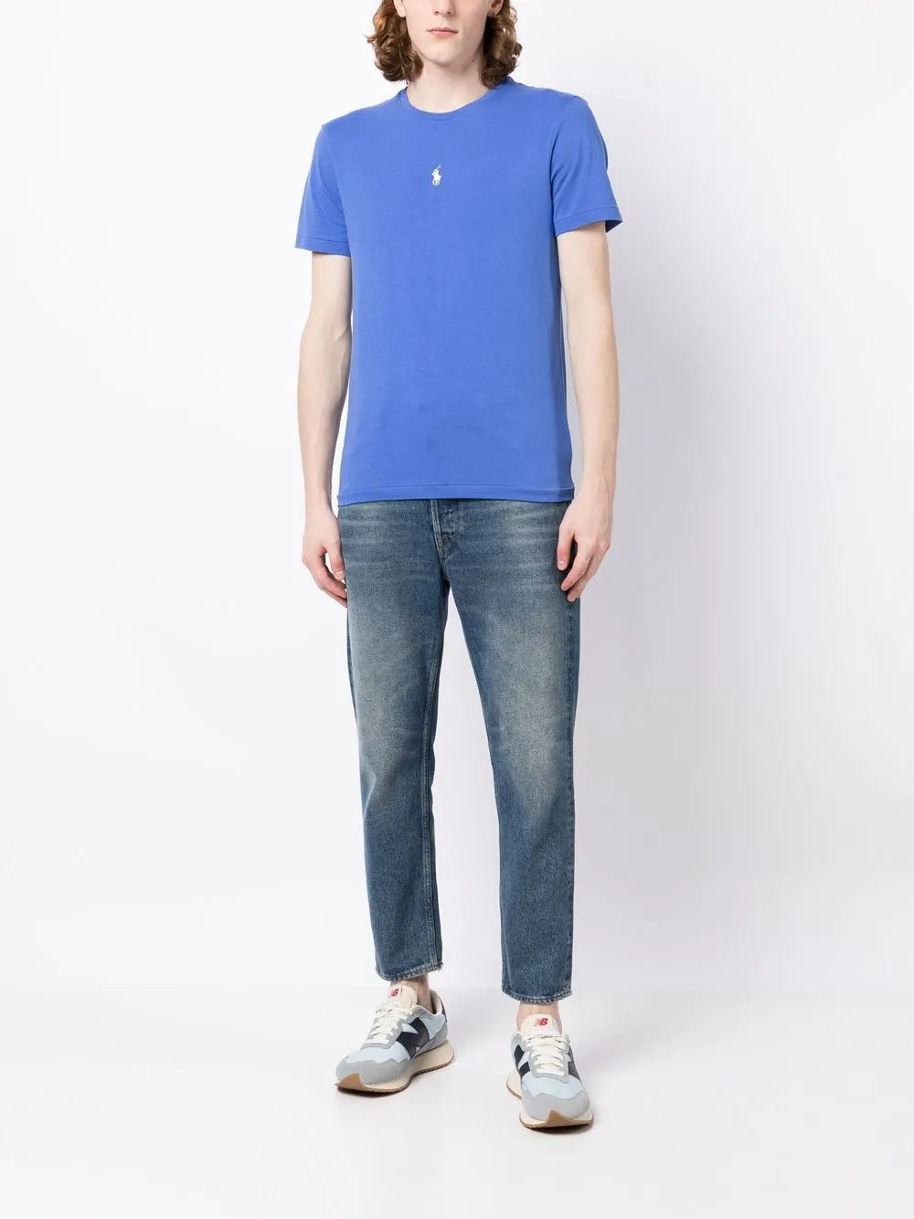 camiseta slim fit com logotipo bordado