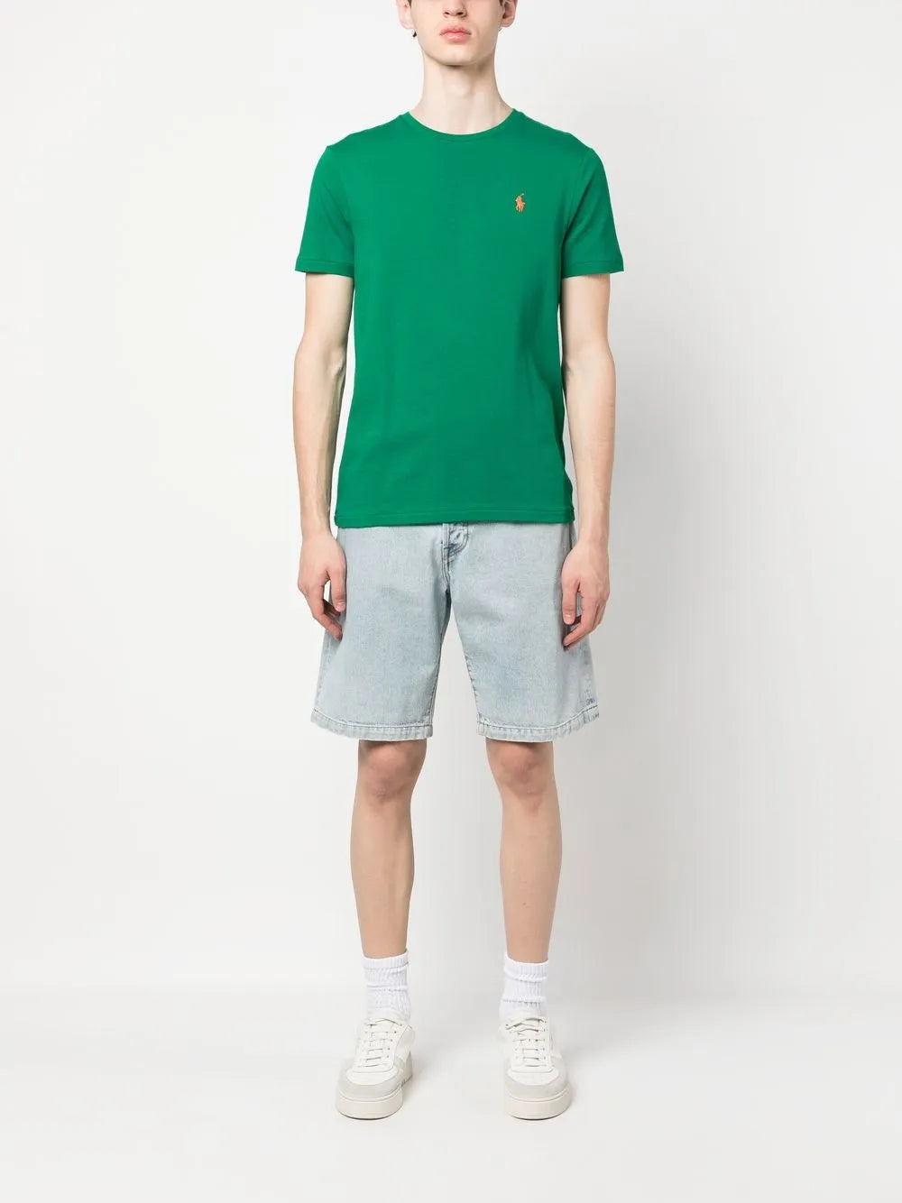 camiseta de manga curta com logotipo bordado