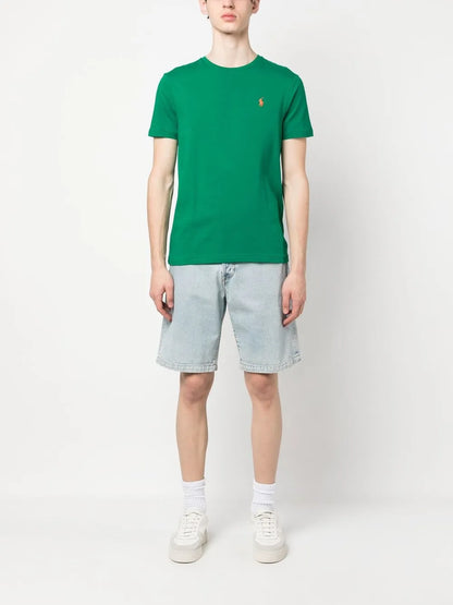 camiseta de manga curta com logotipo bordado