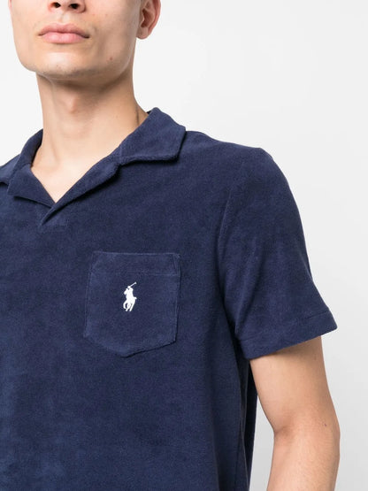 camisa polo com bolso de remendo de logotipo