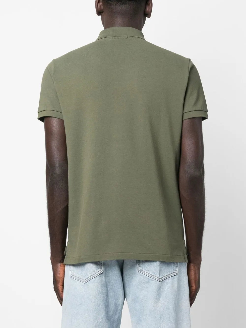 camisa polo com detalhe de logotipo bordado