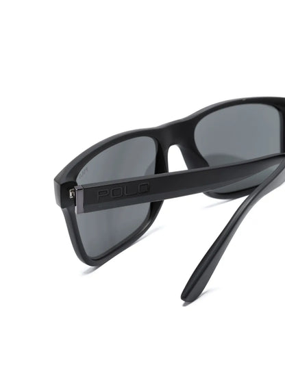 óculos de sol foscos com armação quadrada