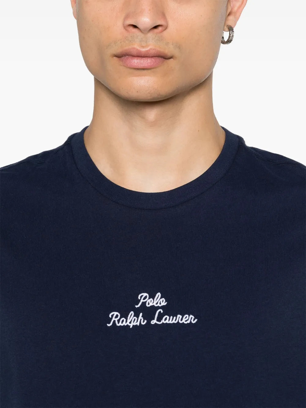 camiseta com logotipo bordado