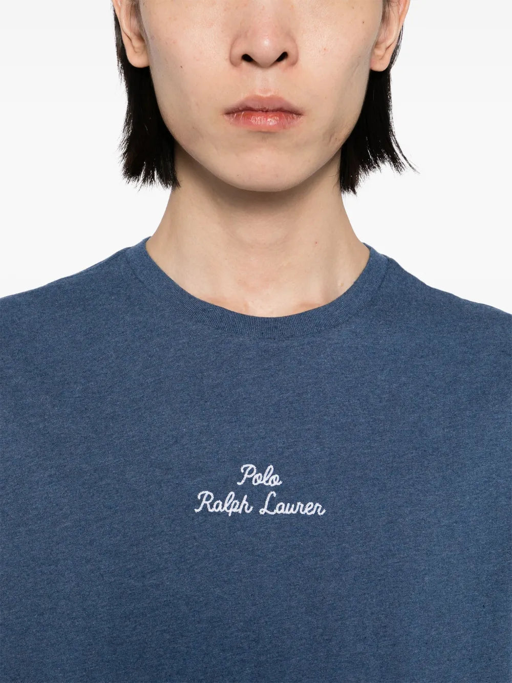 camiseta com logotipo bordado