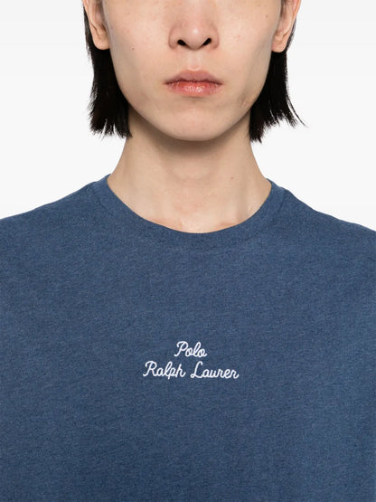 camiseta com logotipo bordado