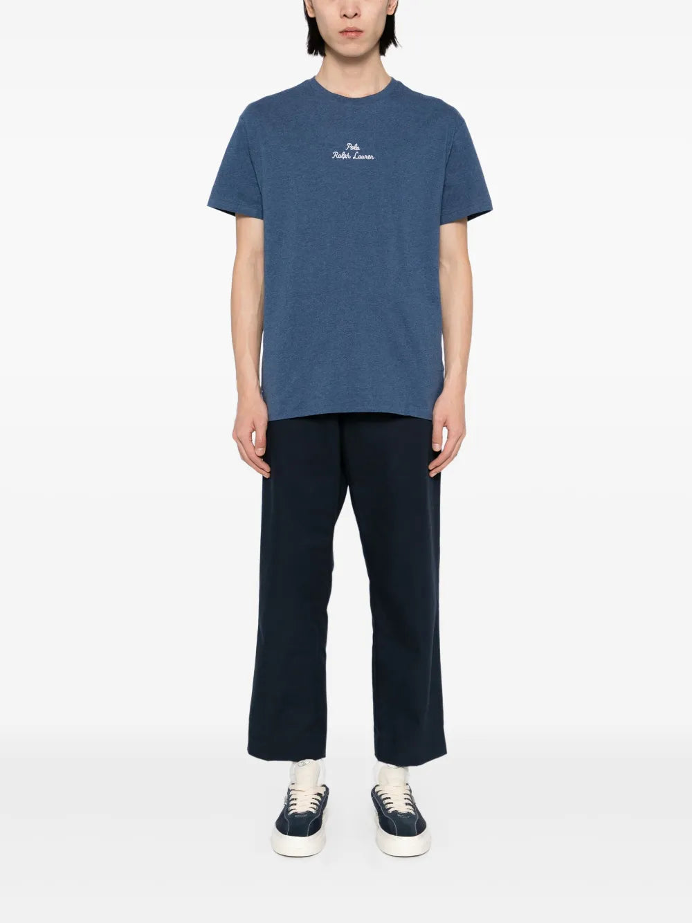 camiseta com logotipo bordado