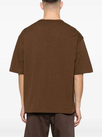 camiseta com logotipo bordado