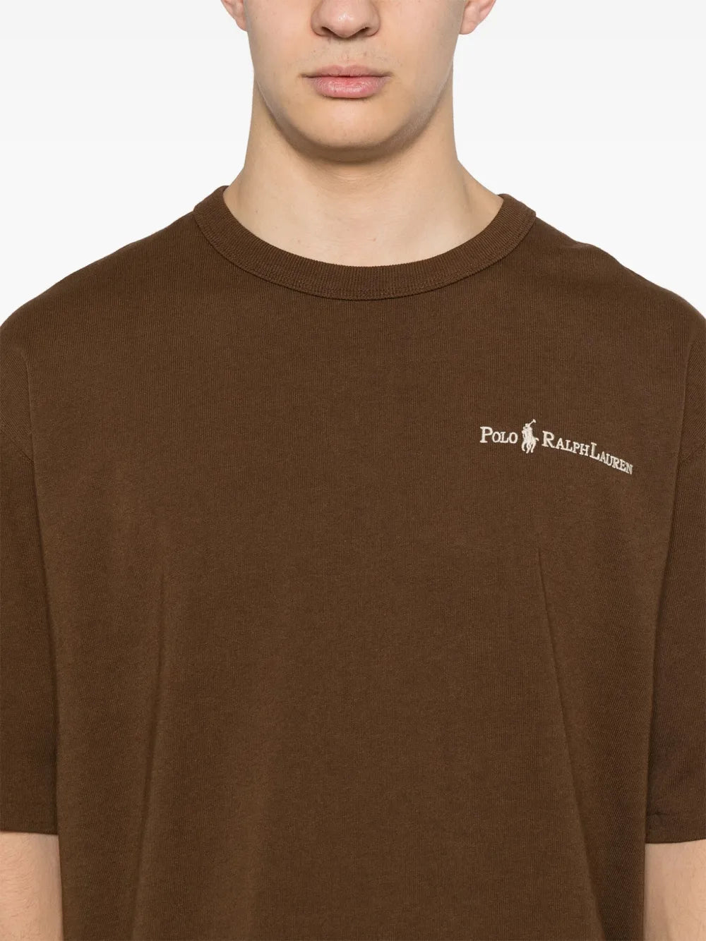 camiseta com logotipo bordado