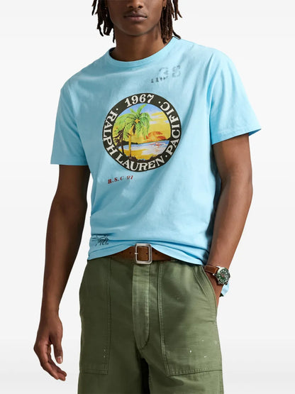 camiseta com estampa de logotipo