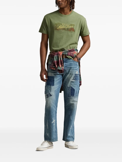 camiseta com logotipo bordado