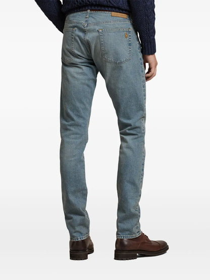 jeans com detalhes de bigode