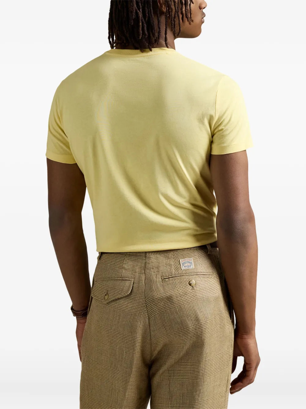 camiseta com gola redonda e logotipo