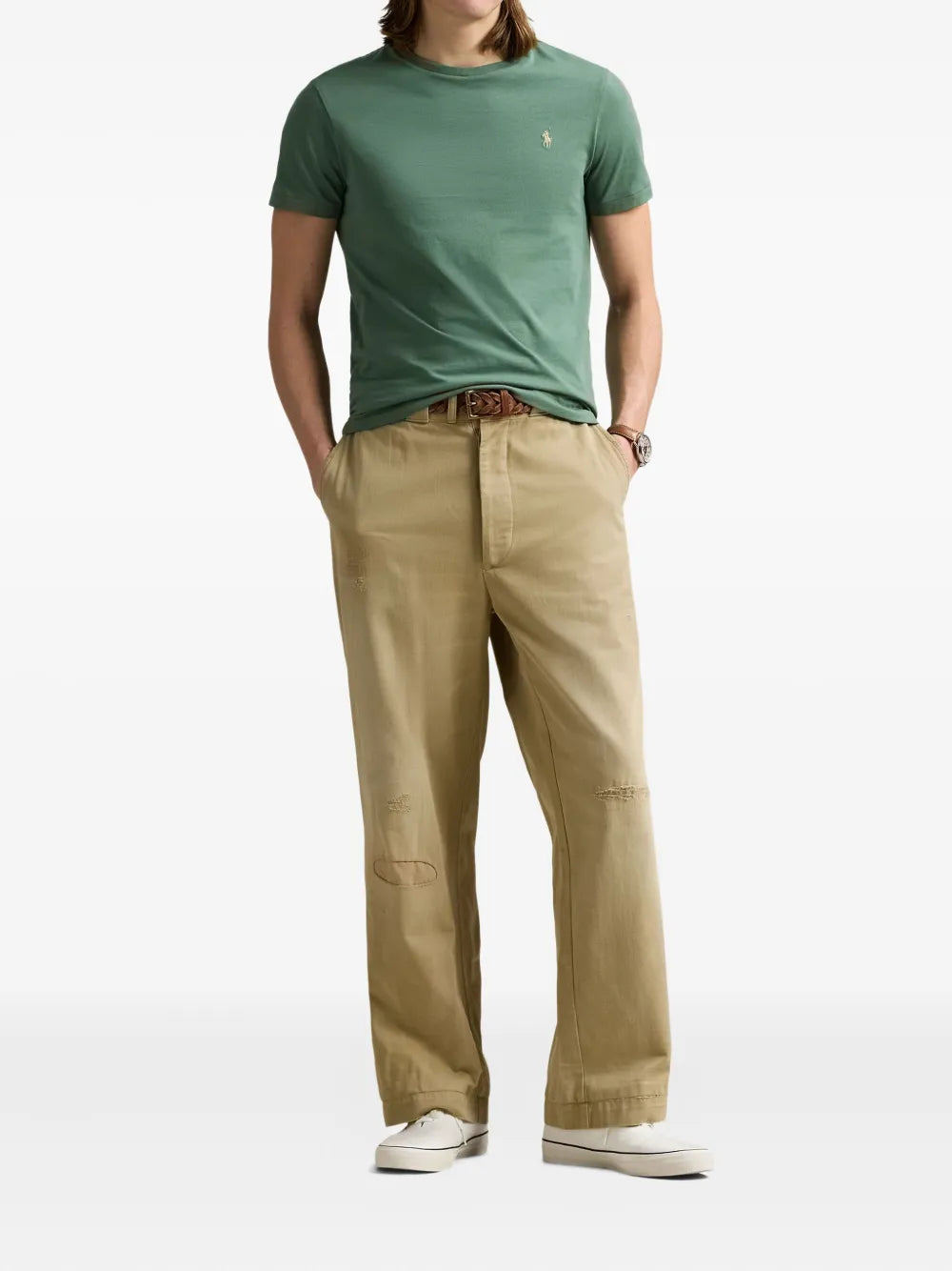 camiseta com logotipo bordado